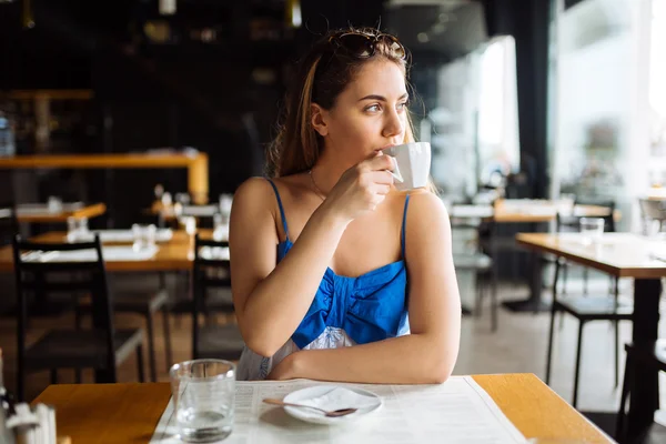 Γυναίκα που πίνει καφέ στο εστιατόριο — Φωτογραφία Αρχείου