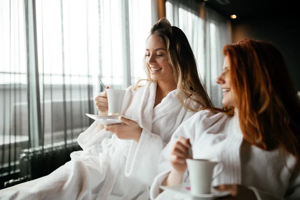 Mulheres em roupões de banho desfrutando de chá — Fotografia de Stock