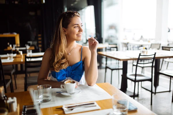 Mulher bonita desfrutando de seu café — Fotografia de Stock