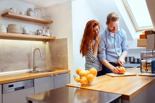 Paar macht Orangen-Smoothie in Küche — Stockfoto