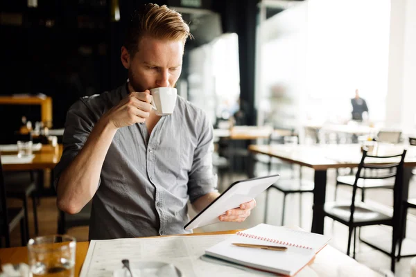 Businessman working while taking a break — Stock Photo, Image