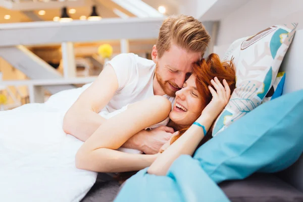 Pareja romántica enamorada acostada en la cama — Foto de Stock