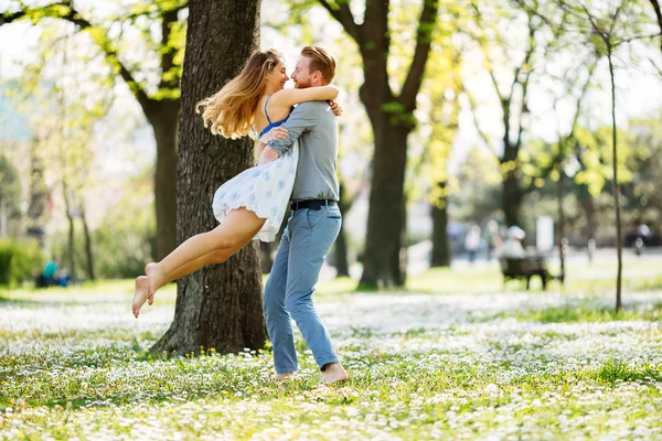 Casal se divertindo no parque — Fotografia de Stock