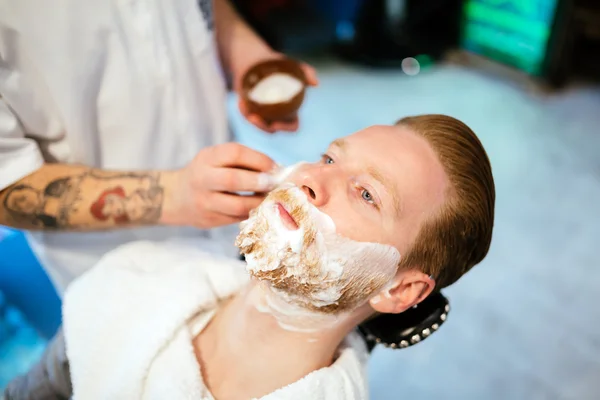 Mężczyzna odbiera włosy broda leczenie — Zdjęcie stockowe