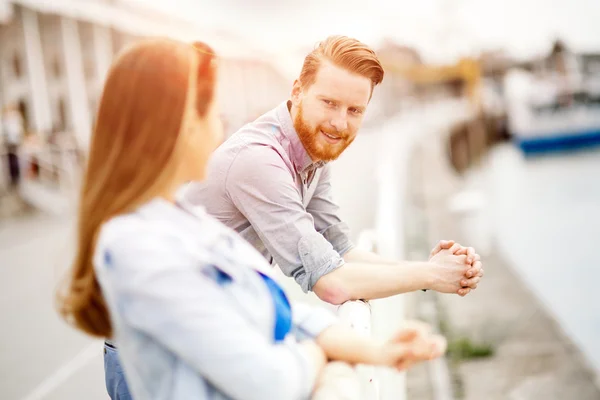 Liebespaar flirtet — Stockfoto