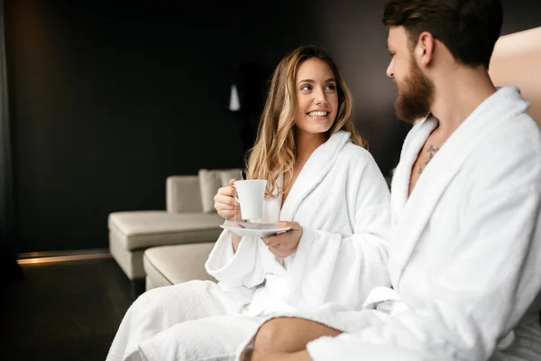 Paar genießt Morgentee — Stockfoto
