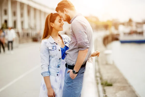 Pasangan yang jatuh cinta akan berciuman — Stok Foto