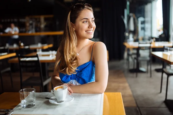 Mulher bonita desfrutando de seu café — Fotografia de Stock