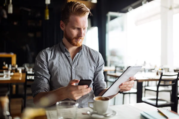 Blogueur occupé multitâche dans le café — Photo