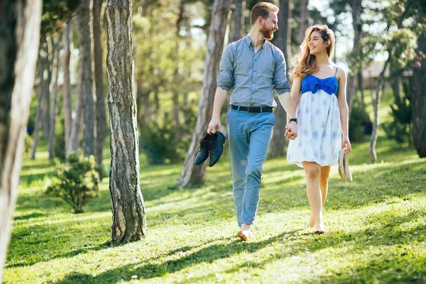 Paar genieten van romantische wandeling — Stockfoto