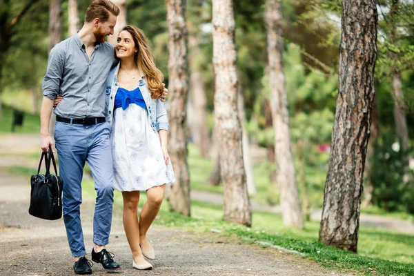 Belo casal dando um passeio — Fotografia de Stock