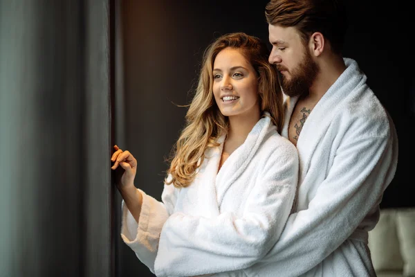 Pareja disfrutando de luna de miel — Foto de Stock