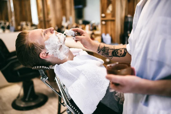 Hombre recibiendo tratamiento de barba capilar —  Fotos de Stock