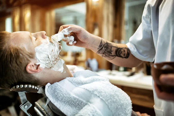Человек, получающий лечение бороды — стоковое фото