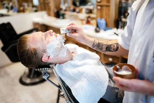 Homem na barbearia — Fotografia de Stock
