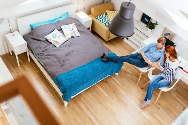 Casal bonito relaxante em casa — Fotografia de Stock