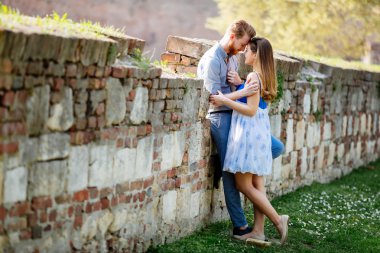 Güzel çift parkta sarılma