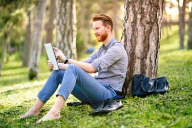 Yakışıklı öğrenci doğada okuma