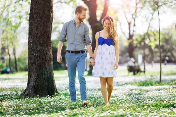 Pareja romántica caminando bosque —  Fotos de Stock