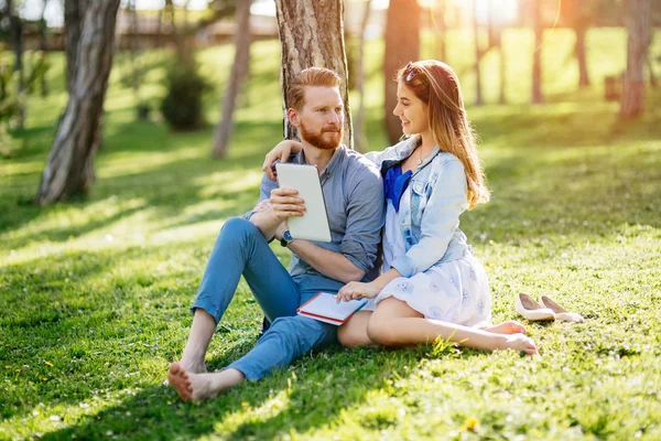 Coppia studiare insieme per gli esami — Foto Stock