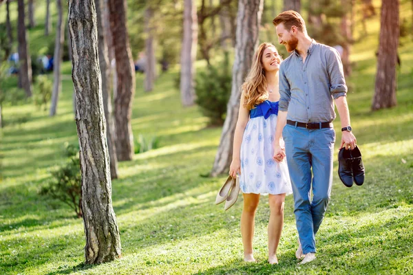Paar genieten van romantische wandeling — Stockfoto
