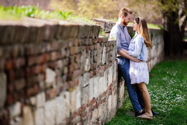 Paar delen van emoties in park — Stockfoto