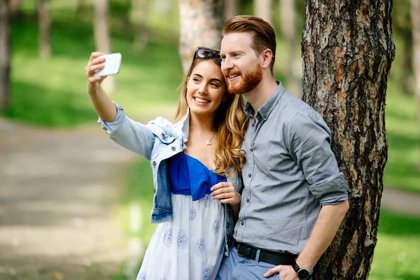 Ζευγάρι λήψη Selfie στο κινητό τηλέφωνο — Φωτογραφία Αρχείου