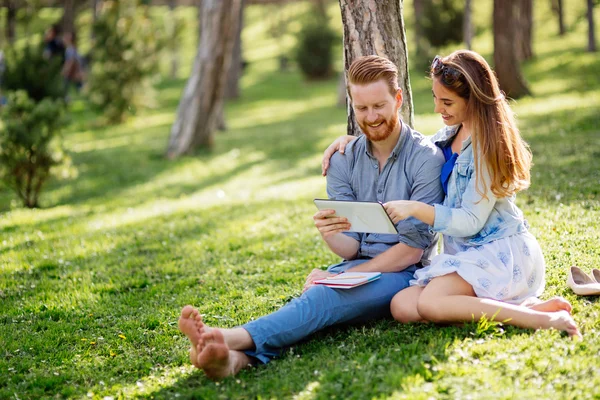 Coppia studiare insieme per gli esami — Foto Stock