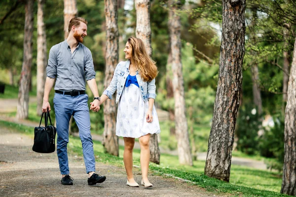 Schönes Paar geht spazieren — Stockfoto