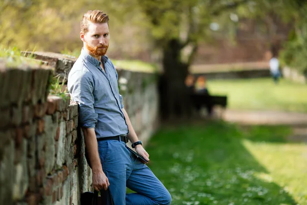 Zakenman ontspannen in het park — Stockfoto