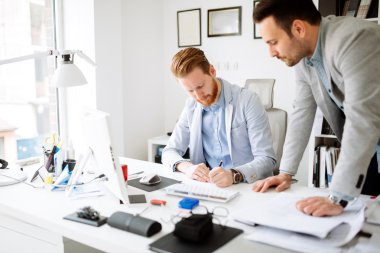 Ofiste çalışan meslektaşlar.