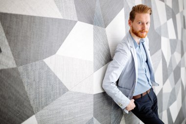 Takım elbise ayakta merdivenlerde işadamı