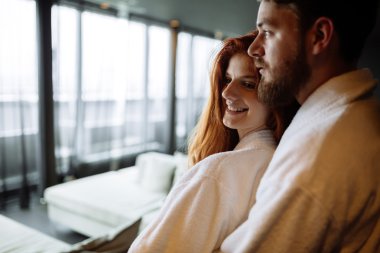 Romantik Çift bornoz içinde sarılma 