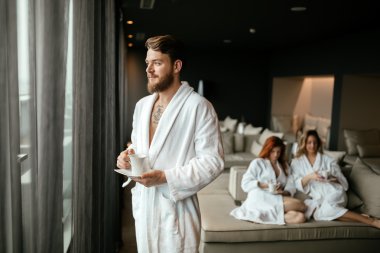 Yakışıklı adam çay içme bornoz