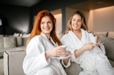 rahatlatıcı ve çay içme kadın