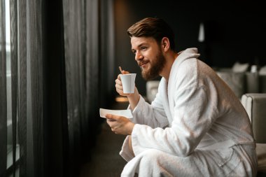 Erkek çay yudumlarken rahatlatıcı