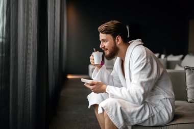 Yakışıklı adam rahatlatıcı çay içme