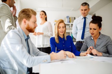 Ofiste çalışan iş adamları