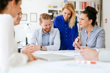 Ofiste çalışan iş adamları