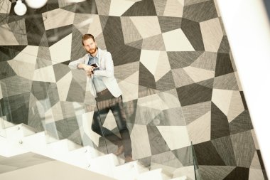 İşadamı Tablet ve telefon el altında olması