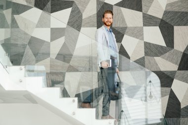 İşadamı Tablet ve telefon el altında olması