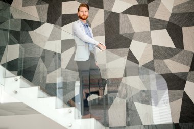 Modern ofis dinamik iş adamı