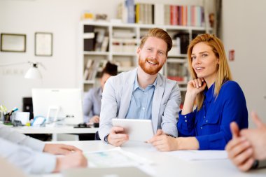 Ofiste çalışan iş adamları 