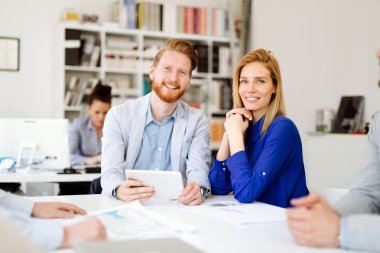 Ofiste çalışan iş adamları 