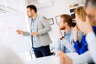 Ofiste stratejileri tartışırken iş adamları