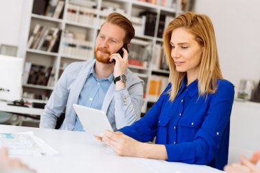 Ofiste fikir paylaşımı arkadaşları