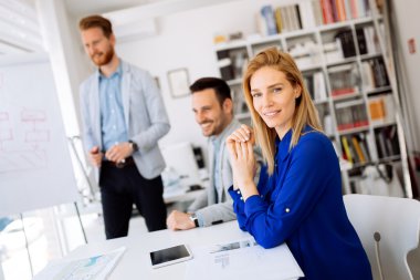 Toplantı sırasında başarılı iş adamları