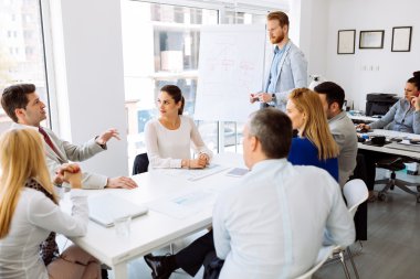 Sunum ve iş adamları tarafından işbirliği