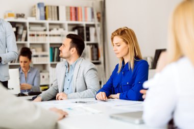 Toplantı sırasında başarılı iş adamları