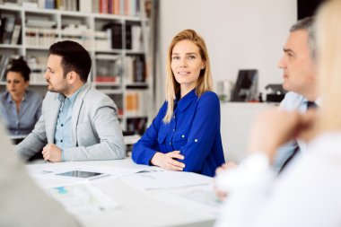 Ofiste çalışan iş adamları